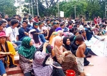 কেন্দ্রীয় শহীদ মিনারে শিক্ষার্থীদের মানববন্ধন