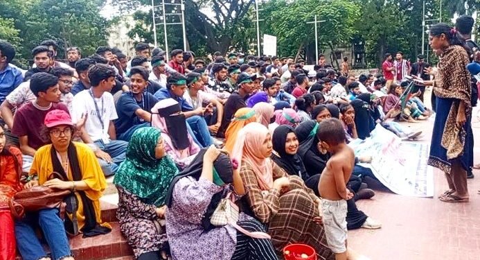 কেন্দ্রীয় শহীদ মিনারে শিক্ষার্থীদের মানববন্ধন