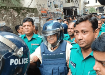 আদালত প্রাঙ্গণে রাশেদ খান মেনন। ছবি: সংগৃহীত