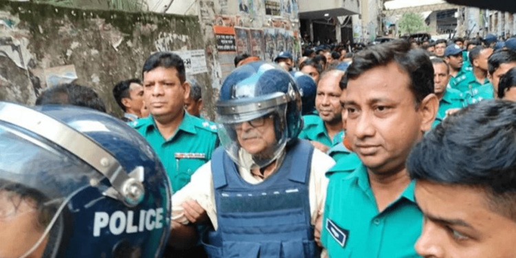 আদালত প্রাঙ্গণে রাশেদ খান মেনন। ছবি: সংগৃহীত