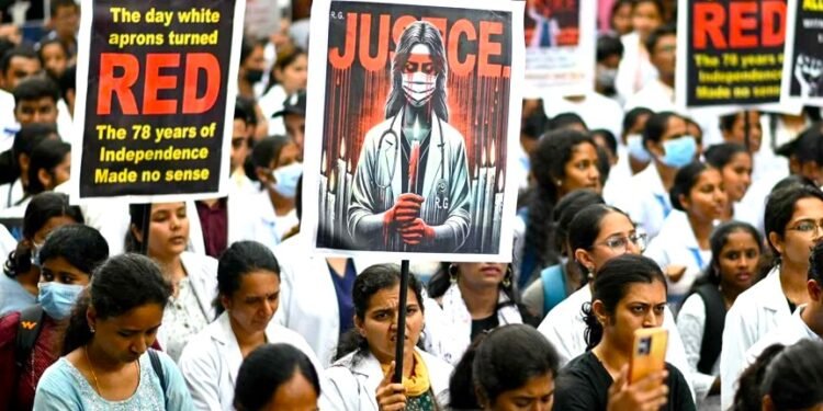 ভারতের পশ্চিমবঙ্গ রাজ্যে চিকিৎসককে ধর্ষণ ও হত্যার প্রতিবাদ ও জড়িতদের শাস্তির দাবিতে ভারতে বিভিন্ন পেশাজীবী ও শিক্ষার্থীরা বিক্ষোভ করেন। ছবি : এএফপি