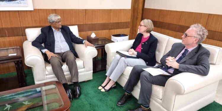 অর্থ উপদেষ্টা ড. সালাহউদ্দিন আহমেদের সঙ্গে ব্রিটিশ রাষ্ট্রদূতের বৈঠক।