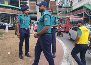 পুলিশেকে দায়িত্ব পালন করতে দেখা গেল