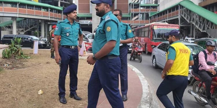 পুলিশেকে দায়িত্ব পালন করতে দেখা গেল